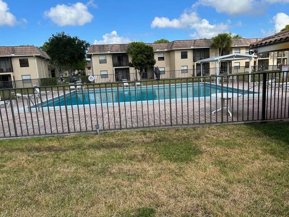 For Sale: $279,000 (2 beds, 2 baths, 857 Square Feet)