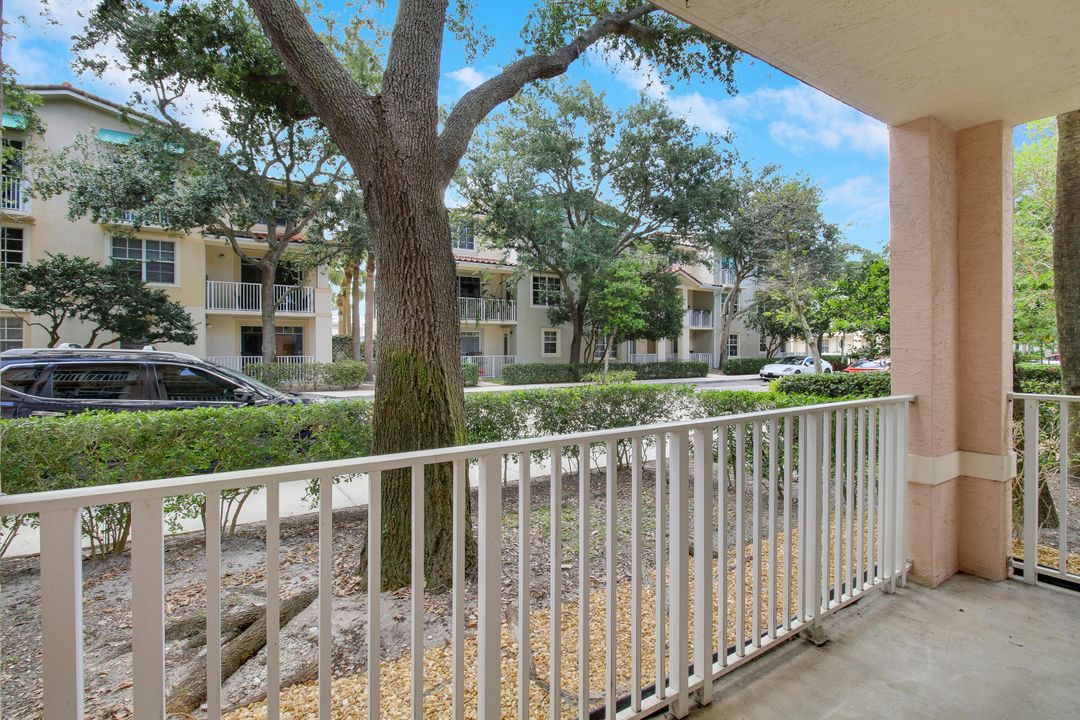 For Sale: $374,900 (2 beds, 2 baths, 905 Square Feet)
