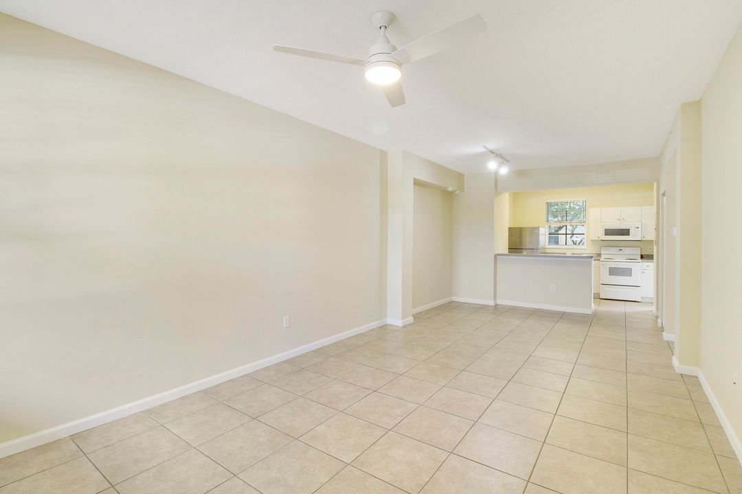 For Sale: $305,000 (2 beds, 2 baths, 905 Square Feet)