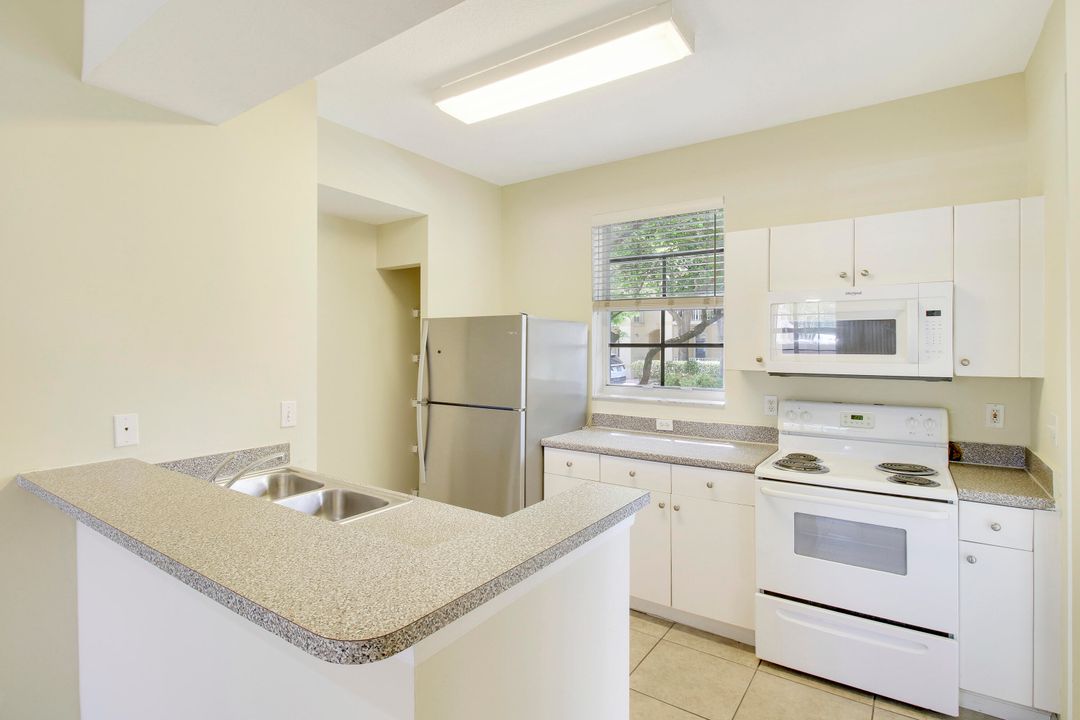 For Sale: $374,900 (2 beds, 2 baths, 905 Square Feet)