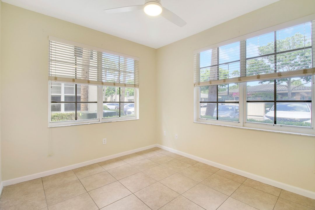 For Sale: $305,000 (2 beds, 2 baths, 905 Square Feet)