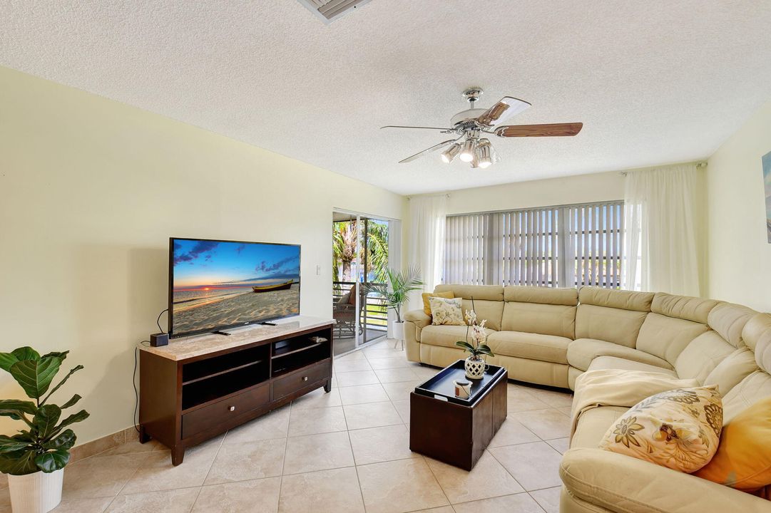 For Sale: $265,000 (2 beds, 2 baths, 1196 Square Feet)