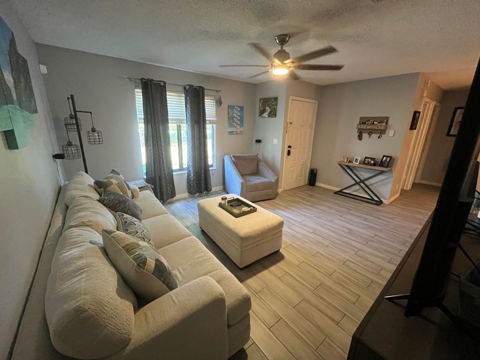 For Sale: $299,995 (3 beds, 2 baths, 1056 Square Feet)