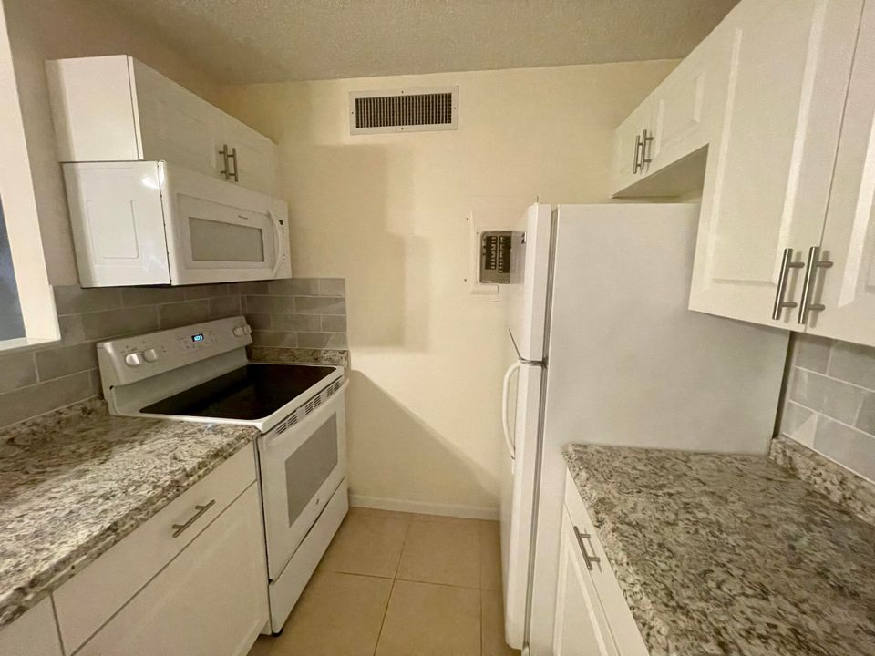 Active With Contract: $1,650 (1 beds, 1 baths, 627 Square Feet)