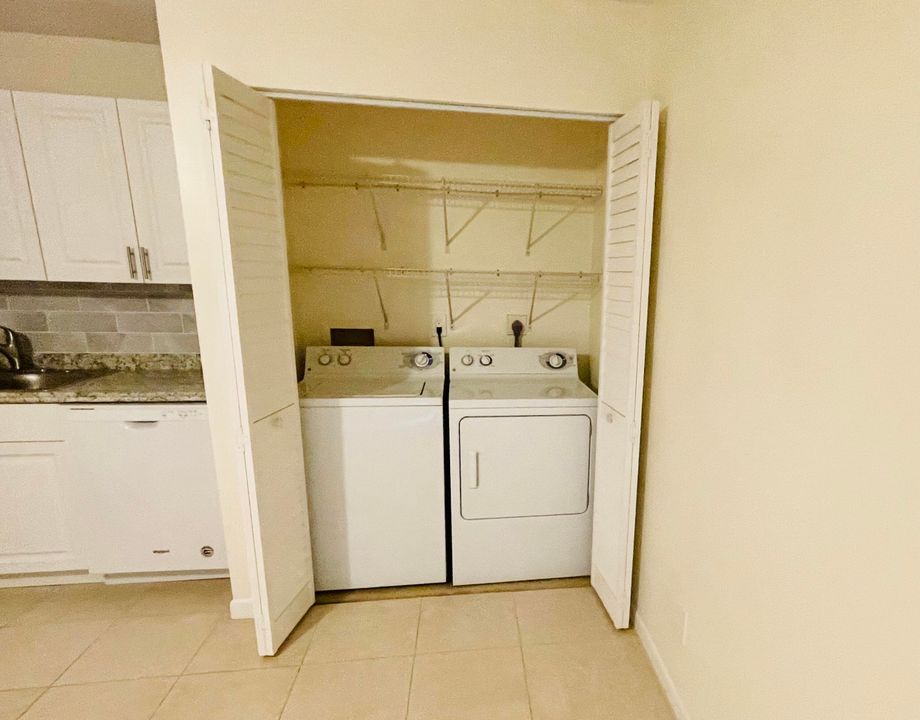 Active With Contract: $1,650 (1 beds, 1 baths, 627 Square Feet)