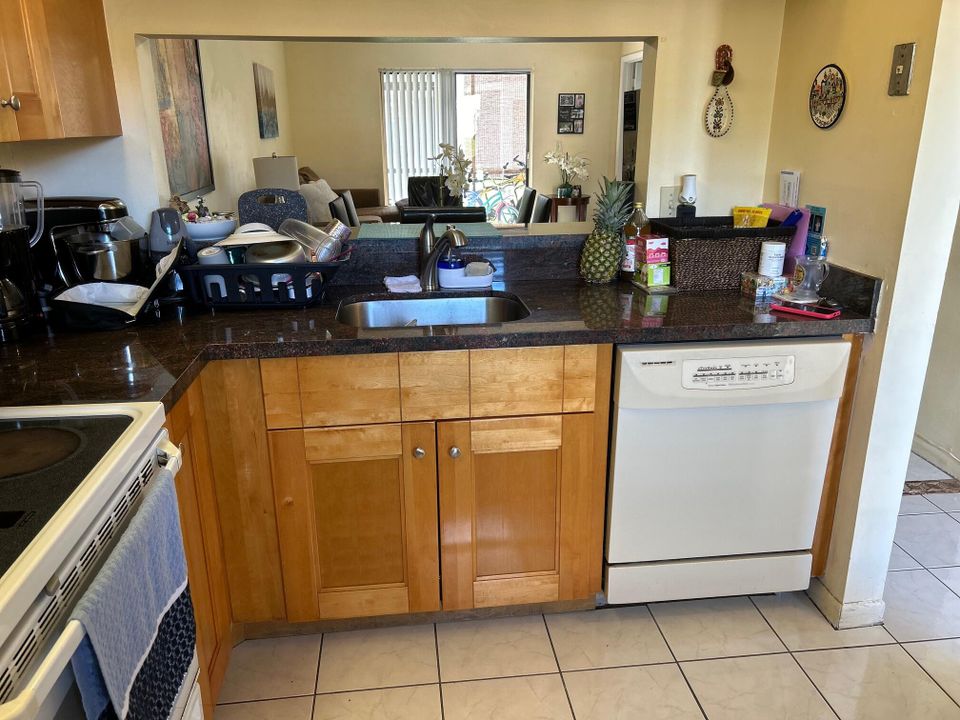 For Rent: $2,250 (2 beds, 2 baths, 857 Square Feet)