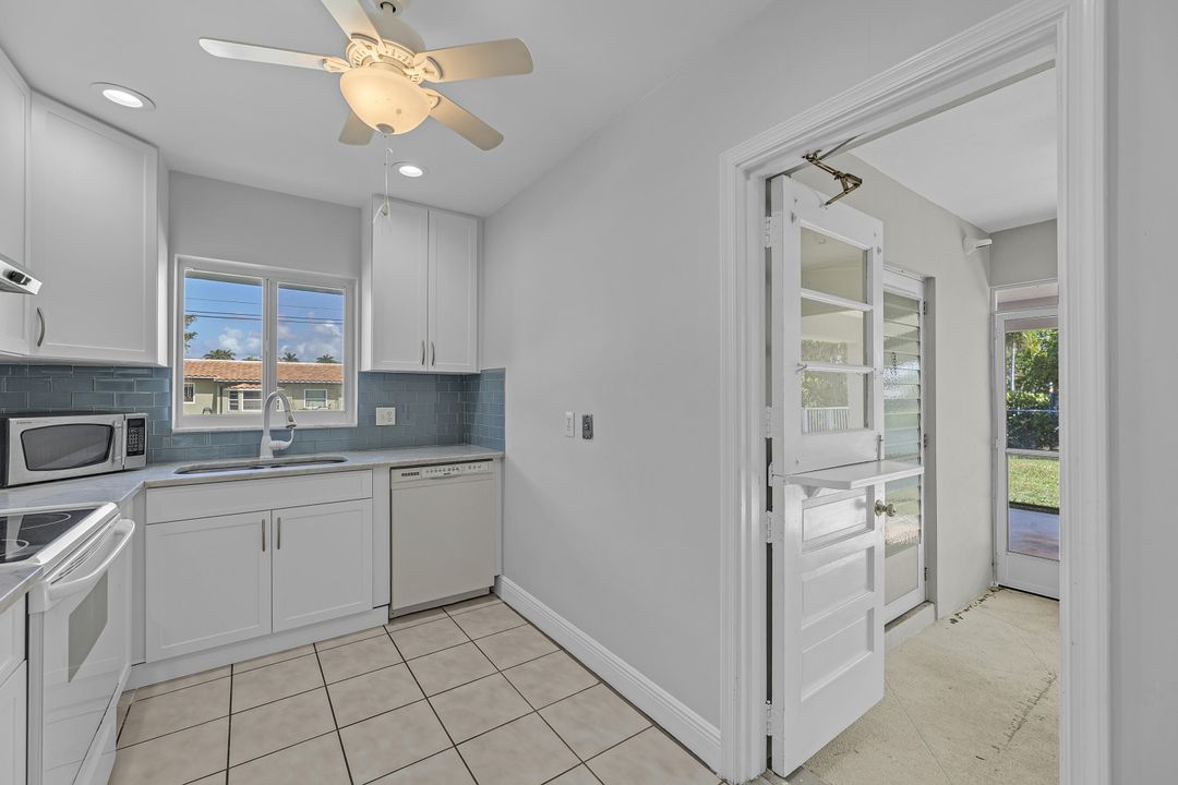 Active With Contract: $2,700 (2 beds, 2 baths, 1338 Square Feet)