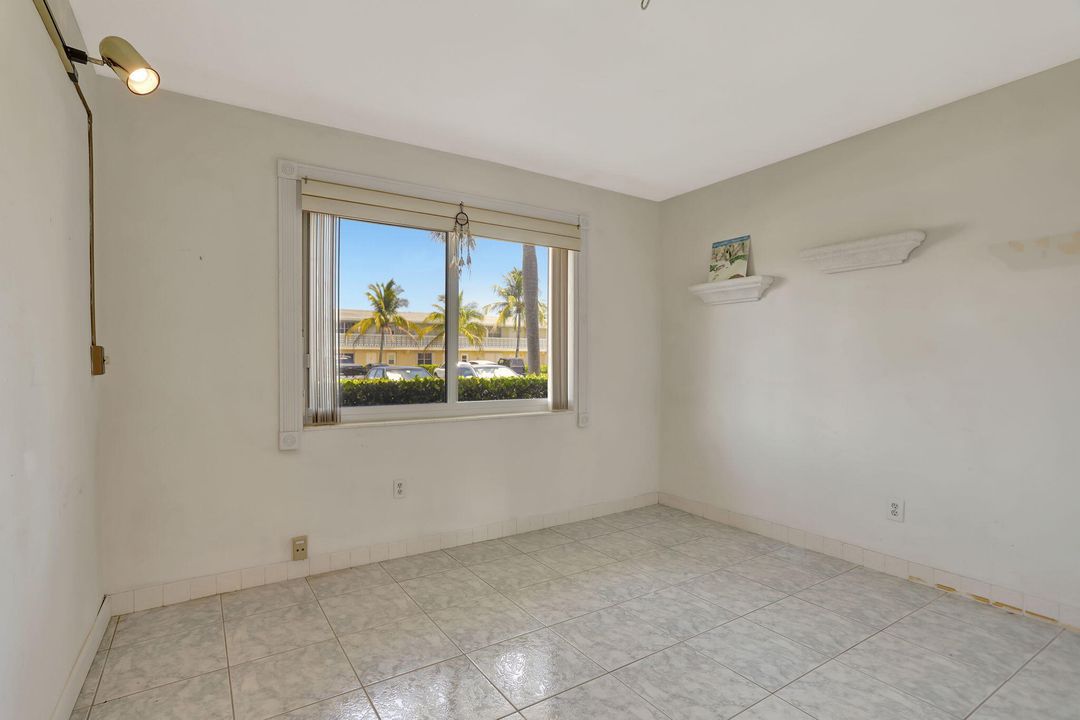 For Sale: $299,000 (2 beds, 2 baths, 880 Square Feet)