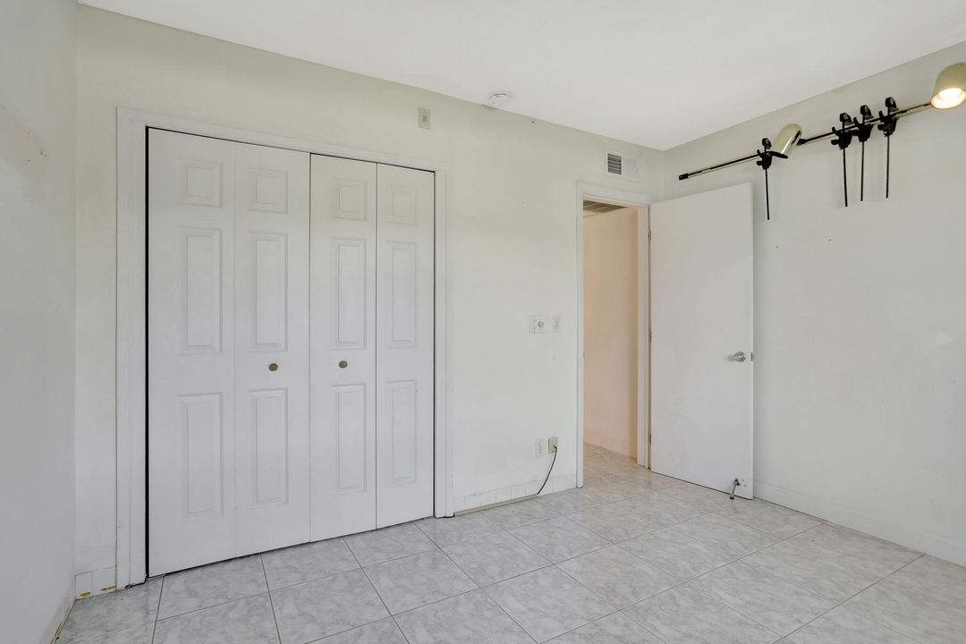 For Sale: $299,000 (2 beds, 2 baths, 880 Square Feet)