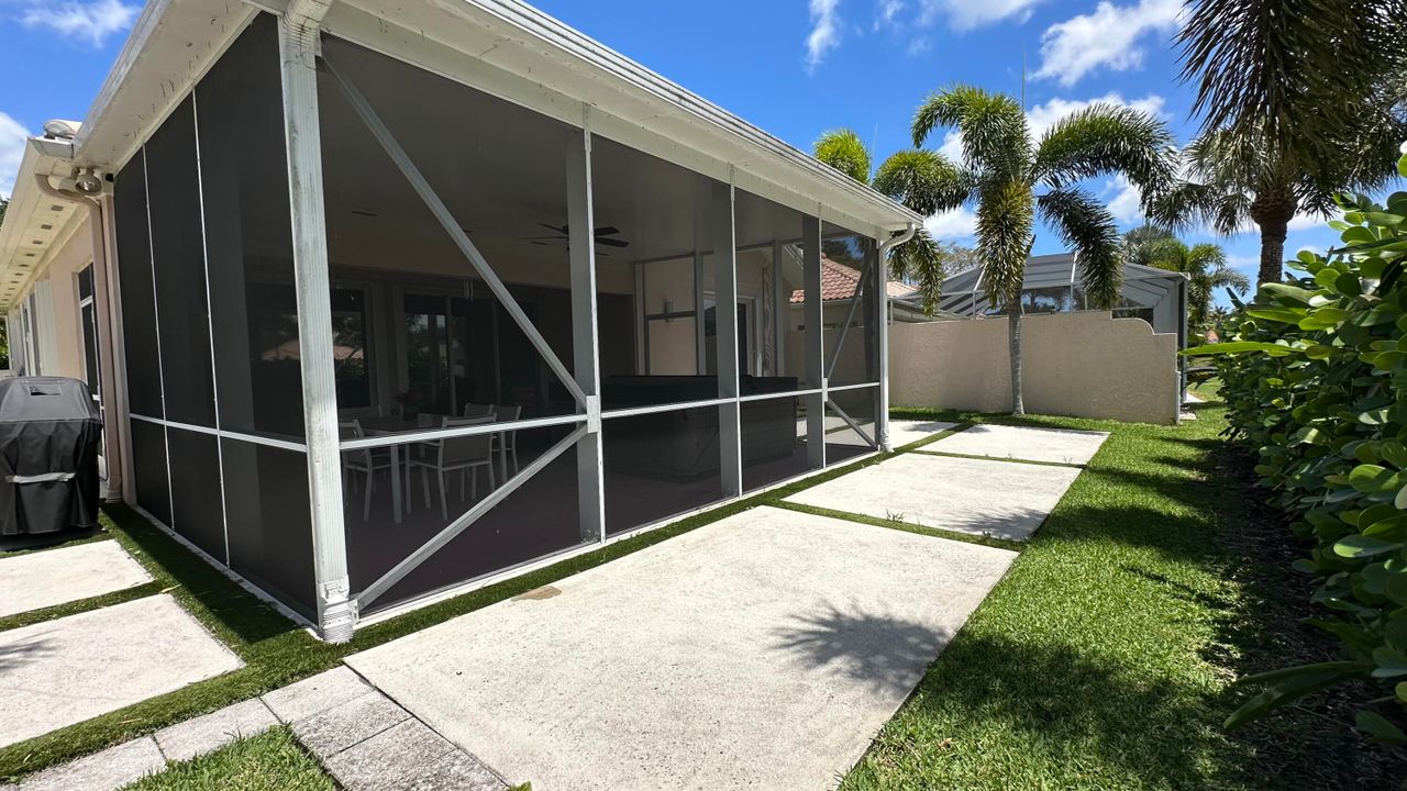 Activo con contrato: $679,900 (3 camas, 2 baños, 2001 Pies cuadrados)