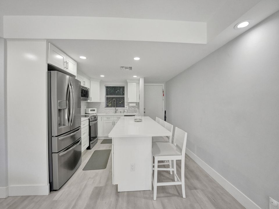 For Sale: $599,800 (2 beds, 2 baths, 899 Square Feet)