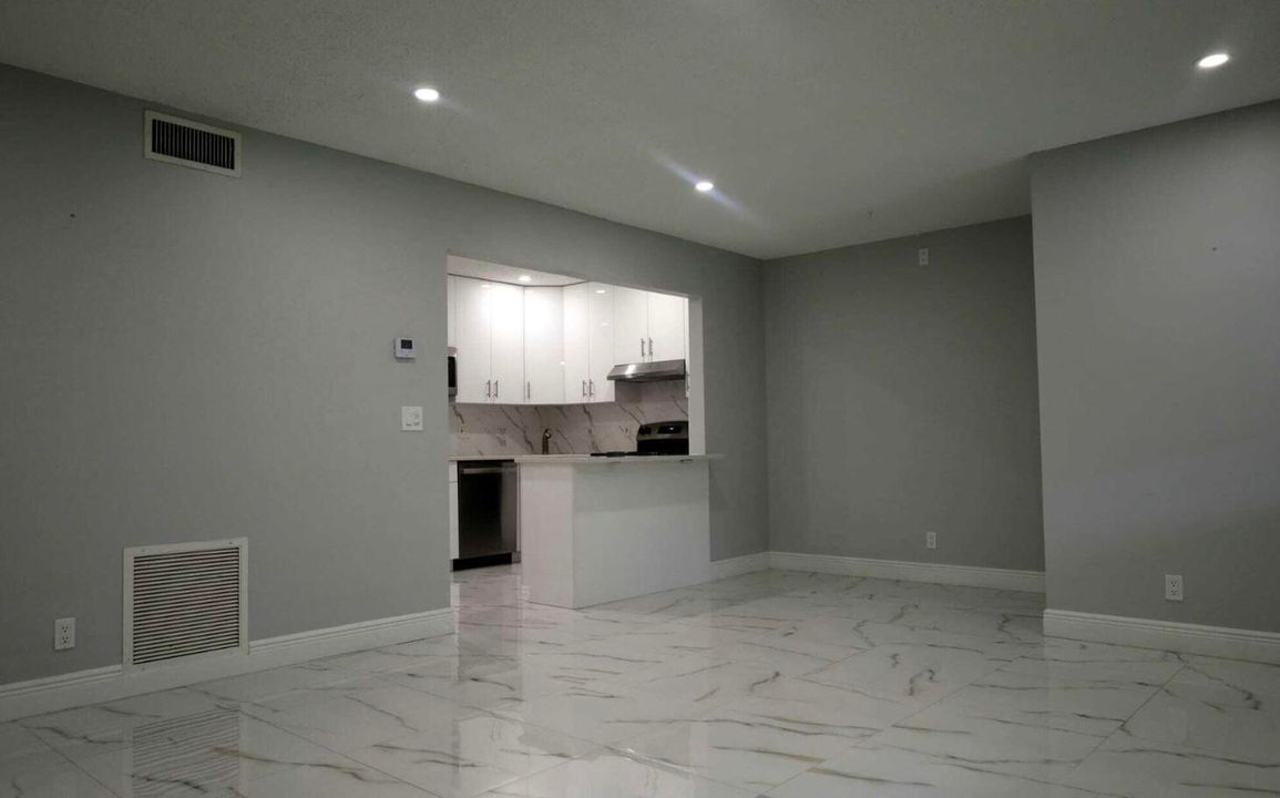 For Sale: $269,888 (2 beds, 1 baths, 991 Square Feet)