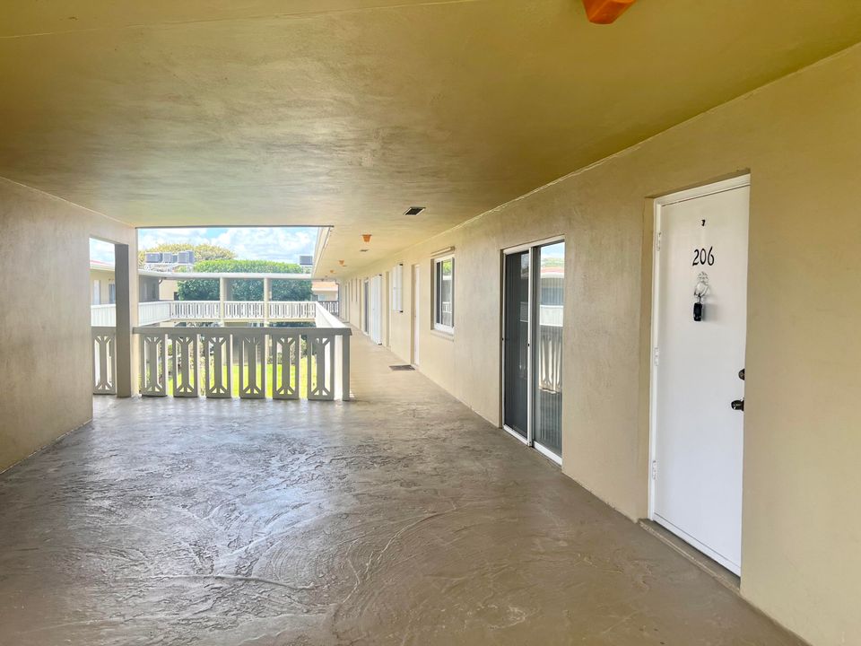 For Sale: $239,000 (2 beds, 2 baths, 886 Square Feet)