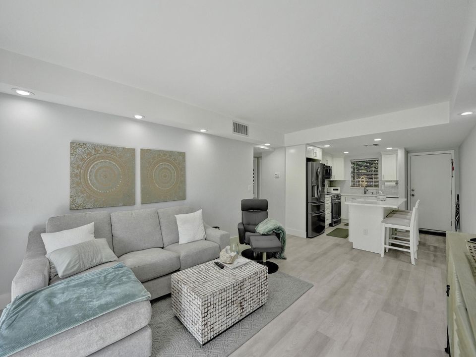 For Sale: $599,800 (2 beds, 2 baths, 899 Square Feet)