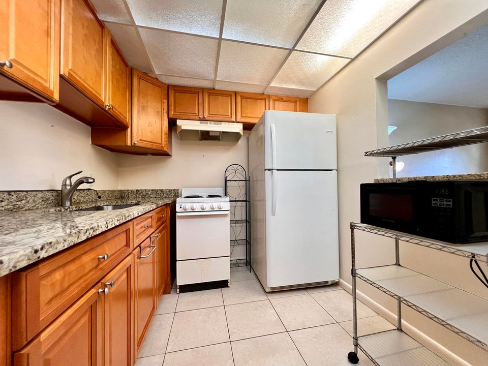 For Rent: $1,300 (1 beds, 1 baths, 570 Square Feet)