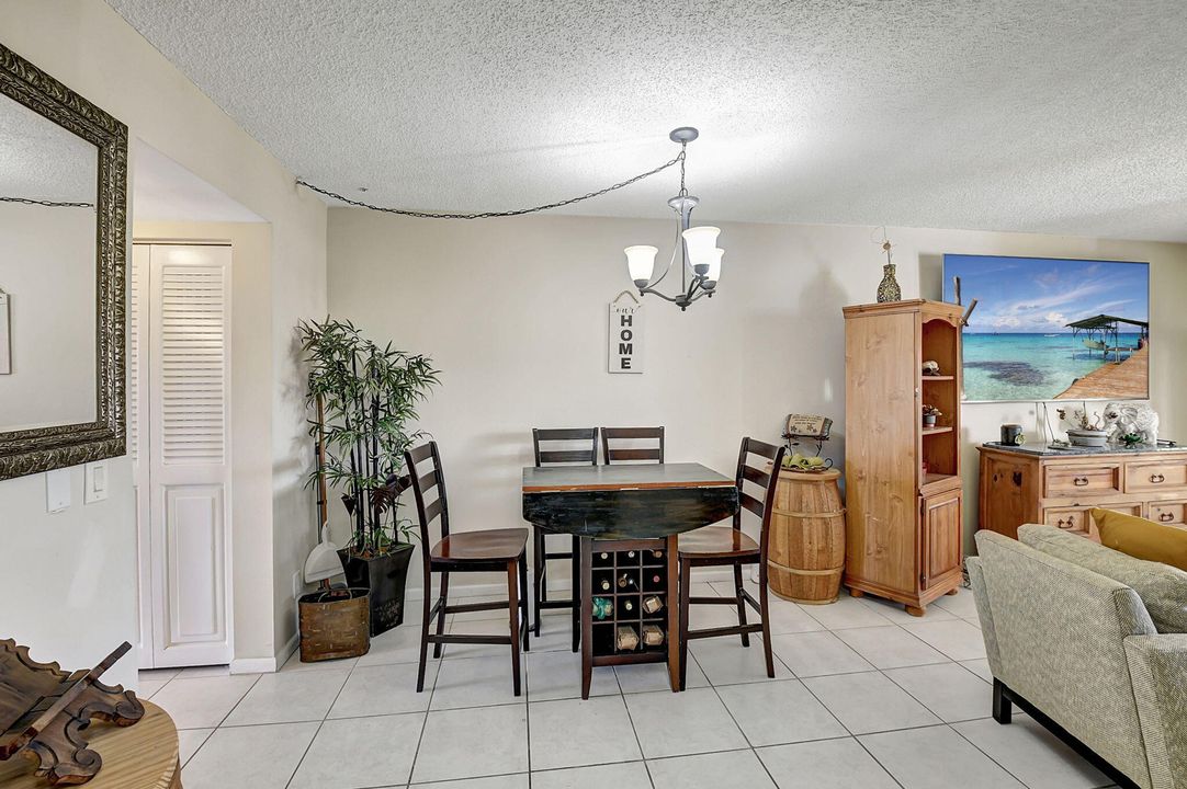 For Sale: $140,000 (1 beds, 1 baths, 720 Square Feet)