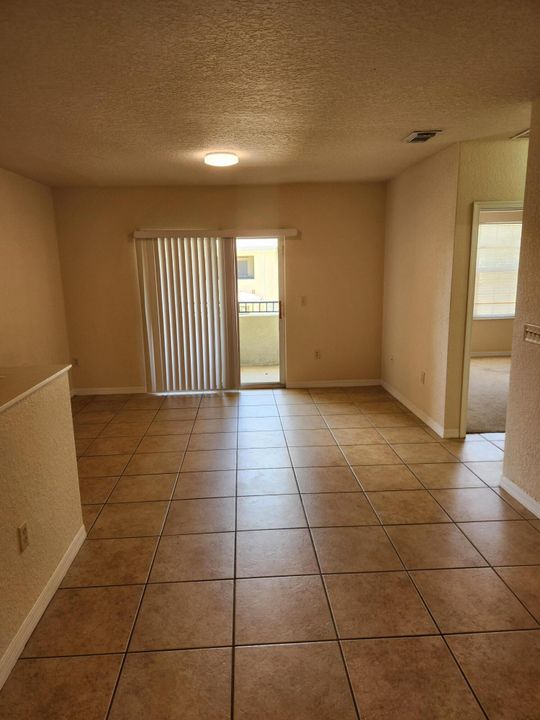 Active With Contract: $1,600 (1 beds, 1 baths, 875 Square Feet)
