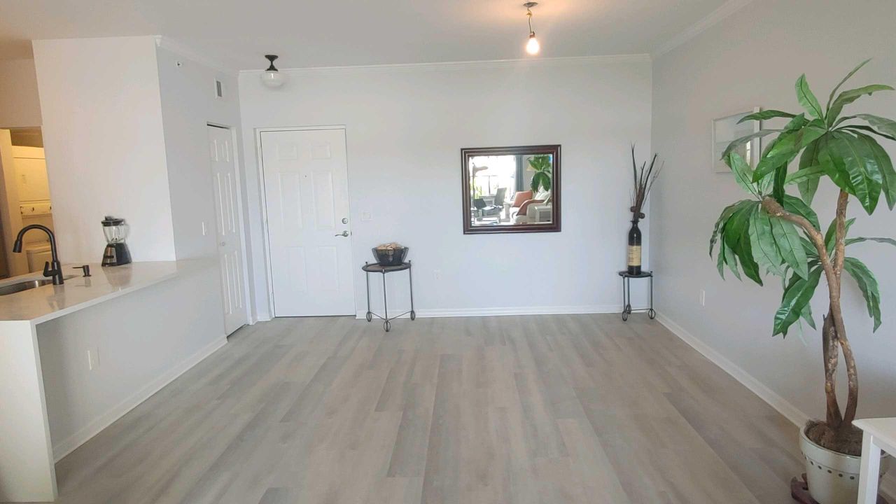 For Rent: $3,000 (2 beds, 1 baths, 933 Square Feet)