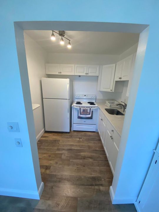 For Sale: $139,900 (1 beds, 1 baths, 738 Square Feet)