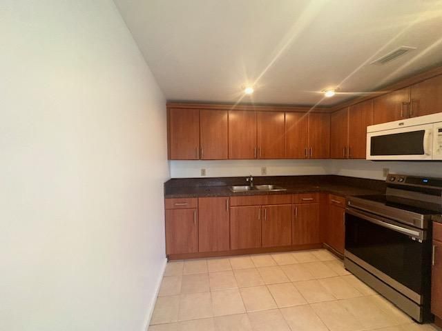 For Sale: $170,900 (2 beds, 2 baths, 896 Square Feet)