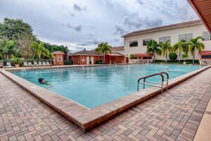 Active With Contract: $160,000 (1 beds, 1 baths, 738 Square Feet)