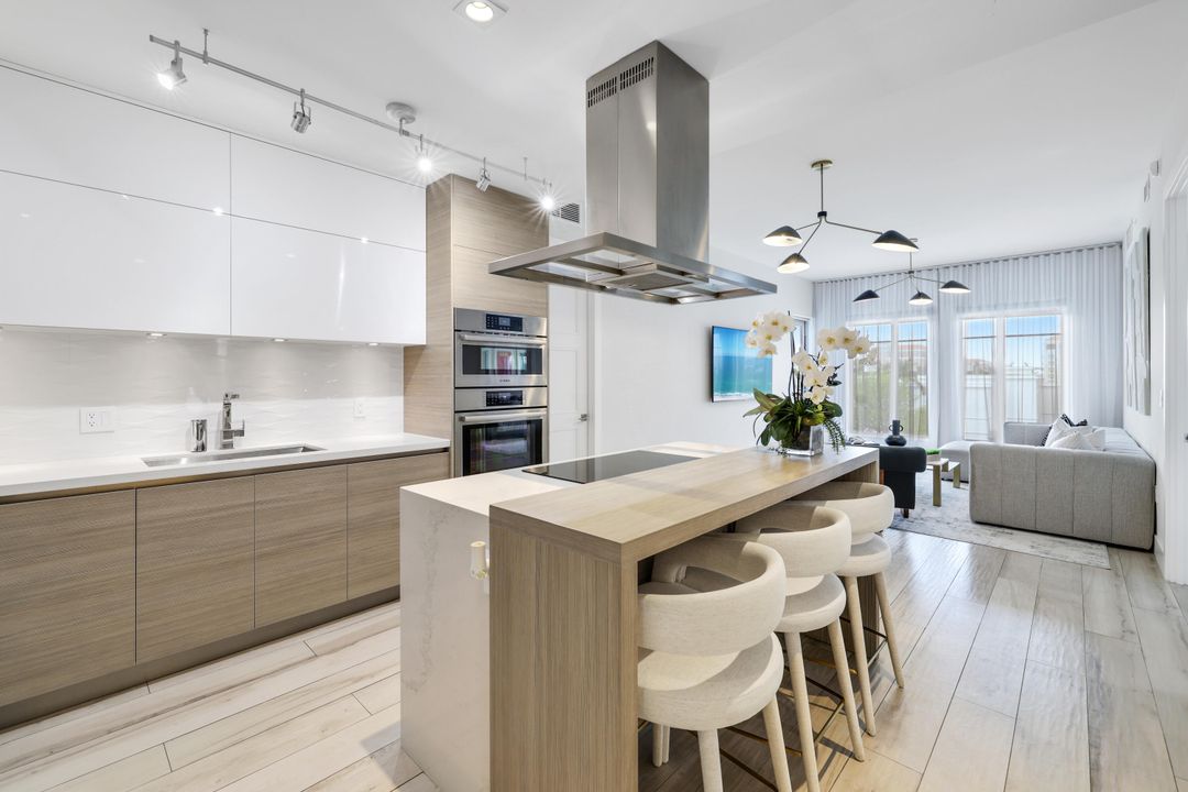 For Sale: $1,225,000 (2 beds, 2 baths, 1211 Square Feet)