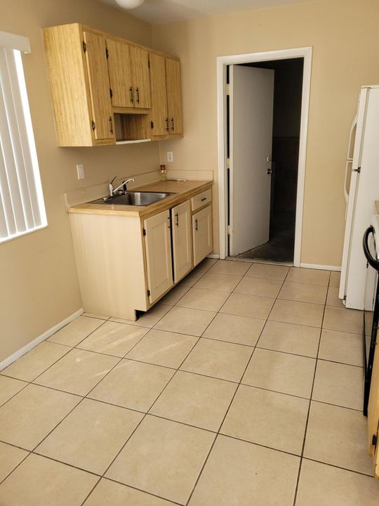 For Sale: $269,900 (2 beds, 1 baths, 912 Square Feet)