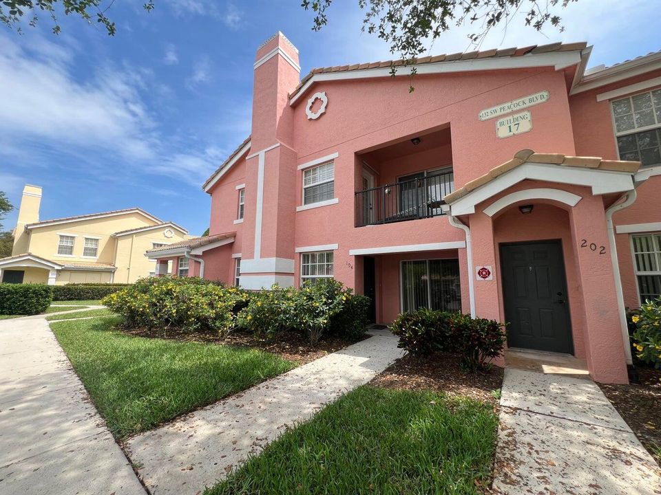 Active With Contract: $1,800 (2 beds, 2 baths, 1141 Square Feet)