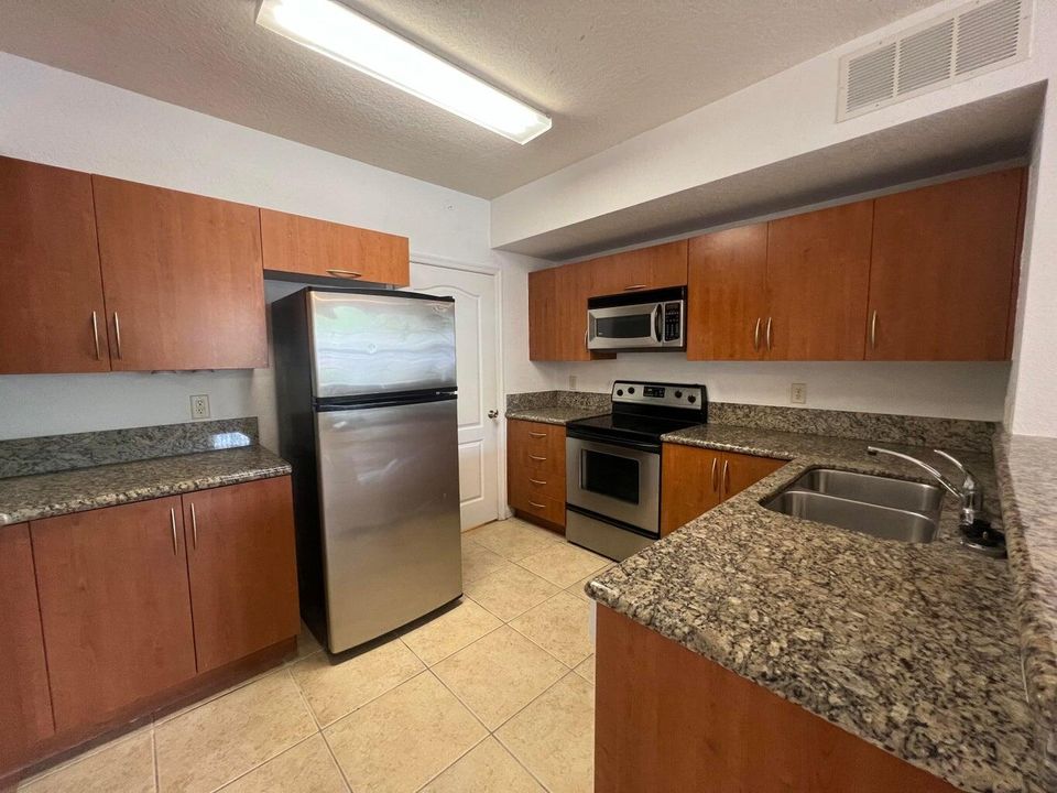 Active With Contract: $1,800 (2 beds, 2 baths, 1141 Square Feet)