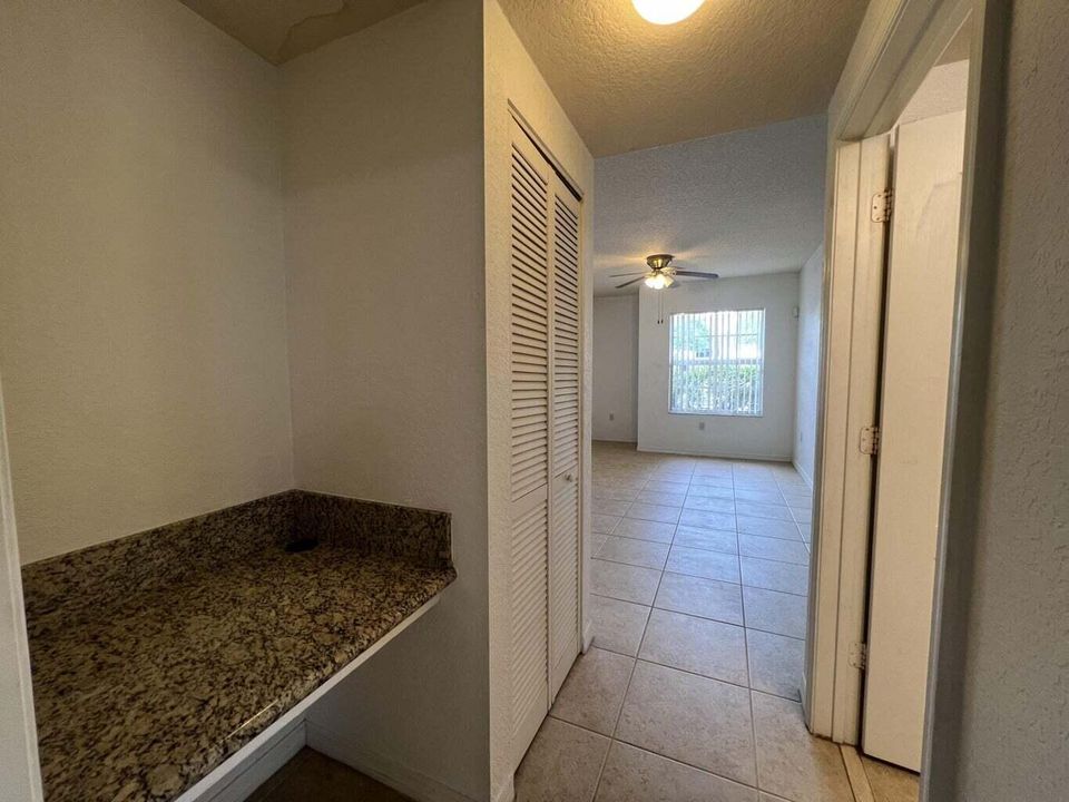 Active With Contract: $1,800 (2 beds, 2 baths, 1141 Square Feet)