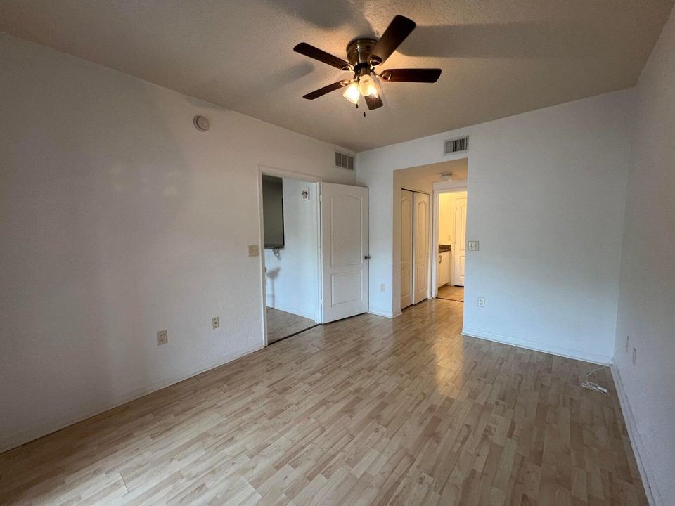 Active With Contract: $1,800 (2 beds, 2 baths, 1141 Square Feet)