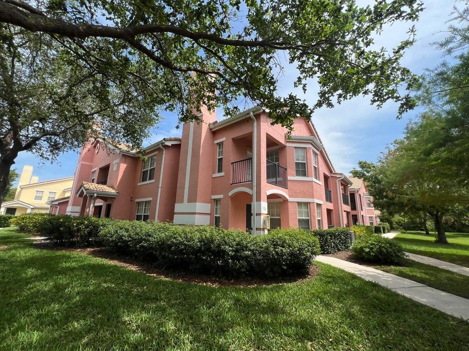 Active With Contract: $1,800 (2 beds, 2 baths, 1141 Square Feet)