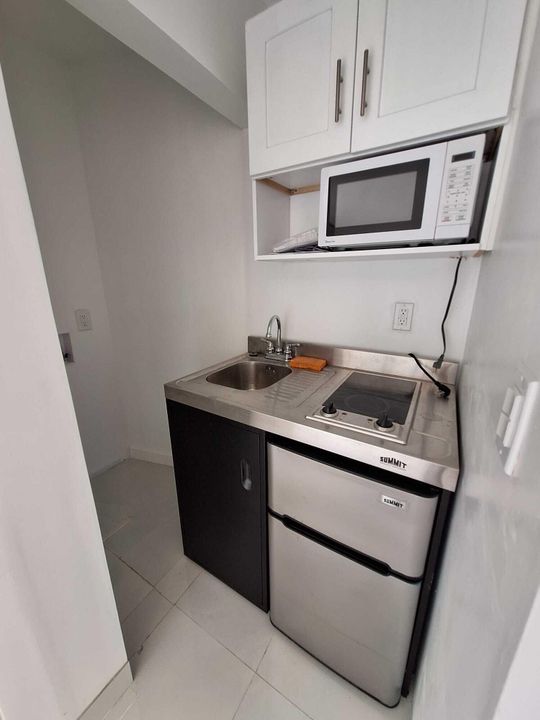 For Rent: $1,300 (1 beds, 1 baths, 219 Square Feet)