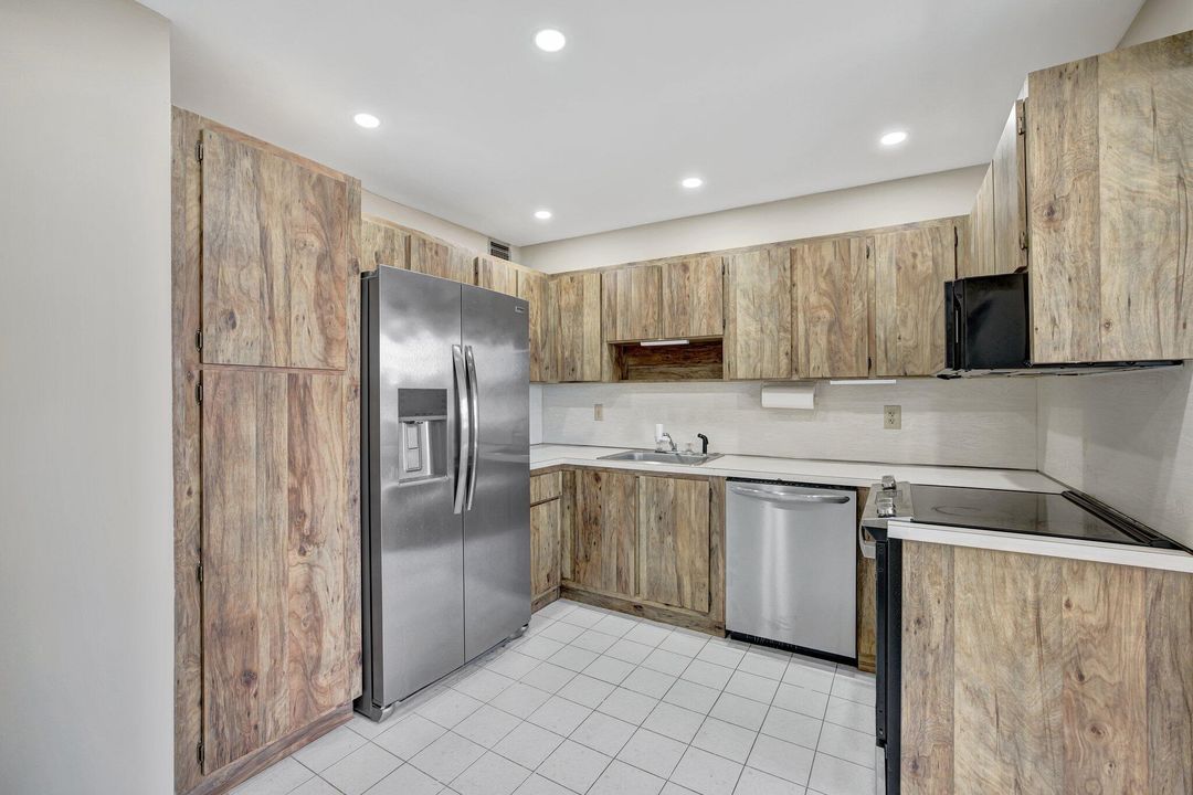 For Sale: $399,000 (2 beds, 2 baths, 1920 Square Feet)