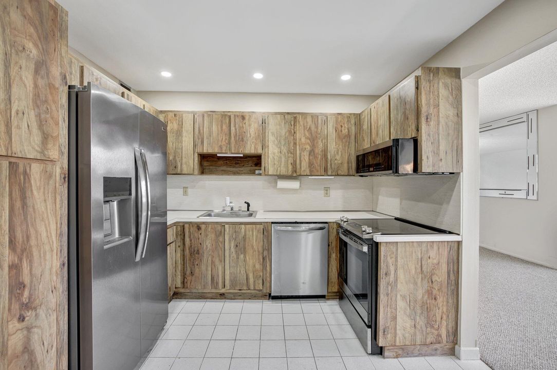 For Sale: $399,000 (2 beds, 2 baths, 1920 Square Feet)