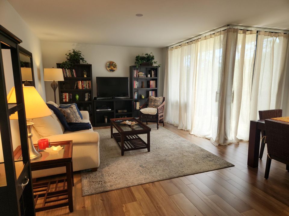 For Rent: $2,200 (1 beds, 1 baths, 729 Square Feet)