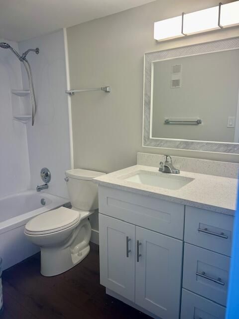 Active With Contract: $1,950 (1 beds, 1 baths, 720 Square Feet)