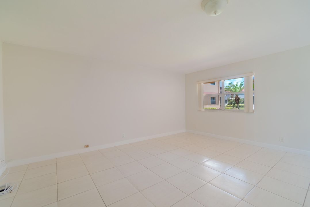 For Sale: $119,000 (2 beds, 2 baths, 880 Square Feet)