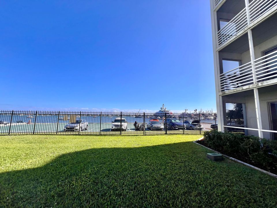 Active With Contract: $255,000 (2 beds, 1 baths, 870 Square Feet)