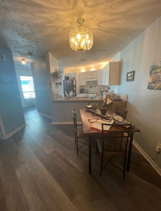 For Sale: $294,500 (2 beds, 2 baths, 977 Square Feet)