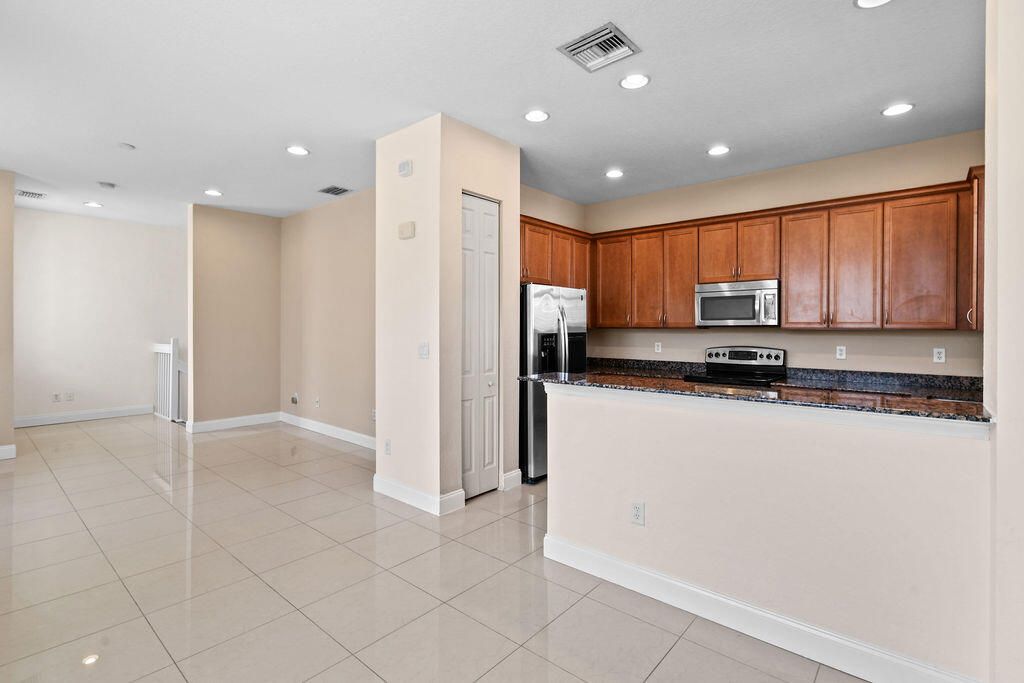 Active With Contract: $2,495 (2 beds, 2 baths, 1086 Square Feet)