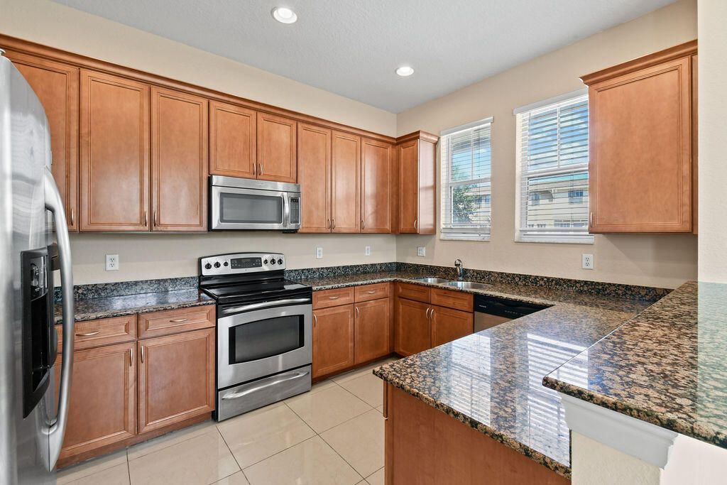 Active With Contract: $2,495 (2 beds, 2 baths, 1086 Square Feet)