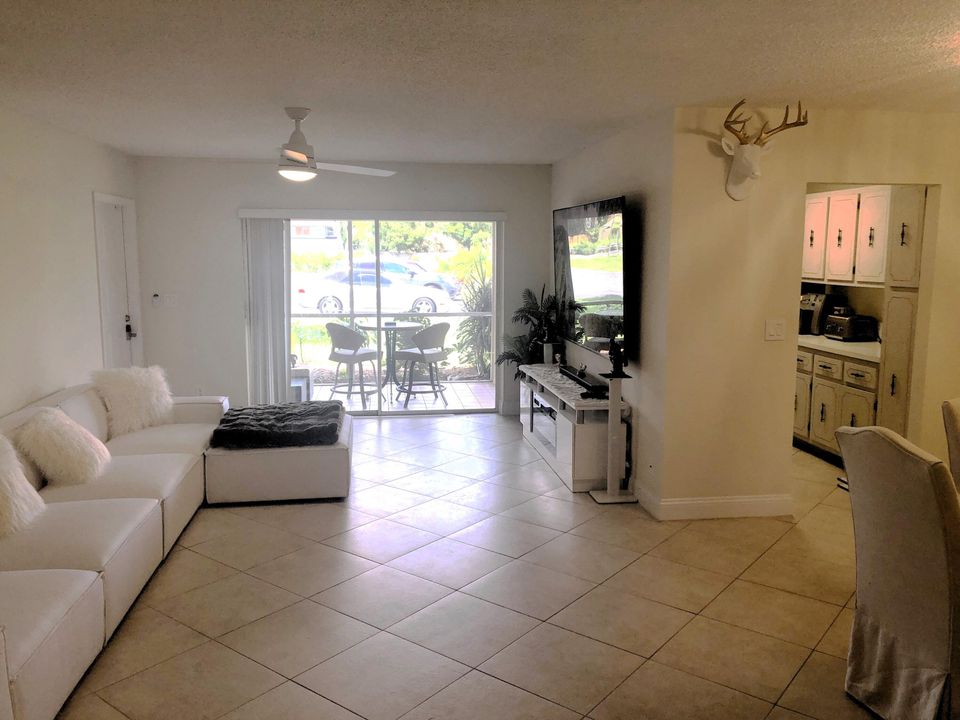 For Sale: $235,000 (1 beds, 1 baths, 1040 Square Feet)