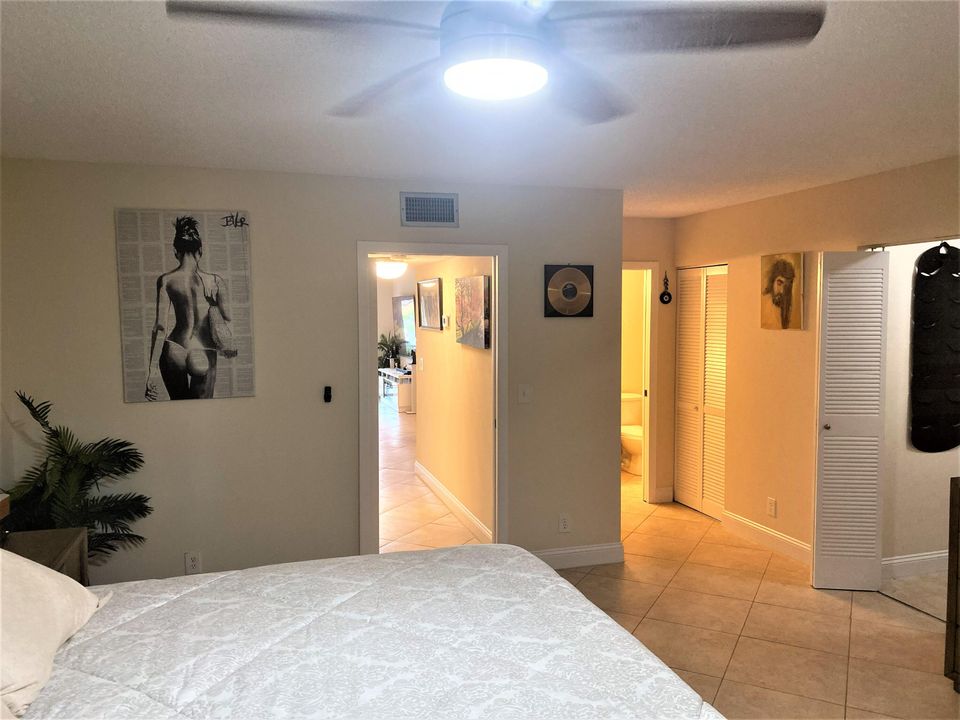 For Sale: $235,000 (1 beds, 1 baths, 1040 Square Feet)