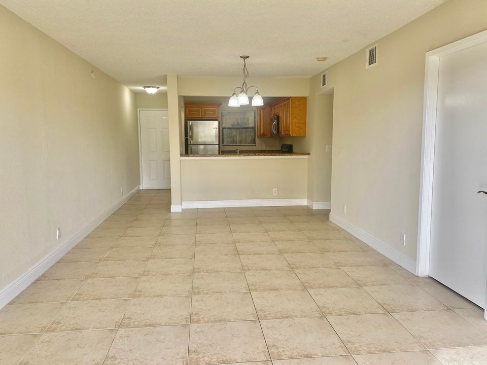 Active With Contract: $1,750 (2 beds, 2 baths, 904 Square Feet)