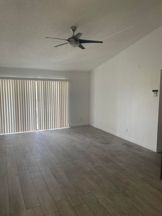 For Rent: $2,200 (2 beds, 2 baths, 986 Square Feet)