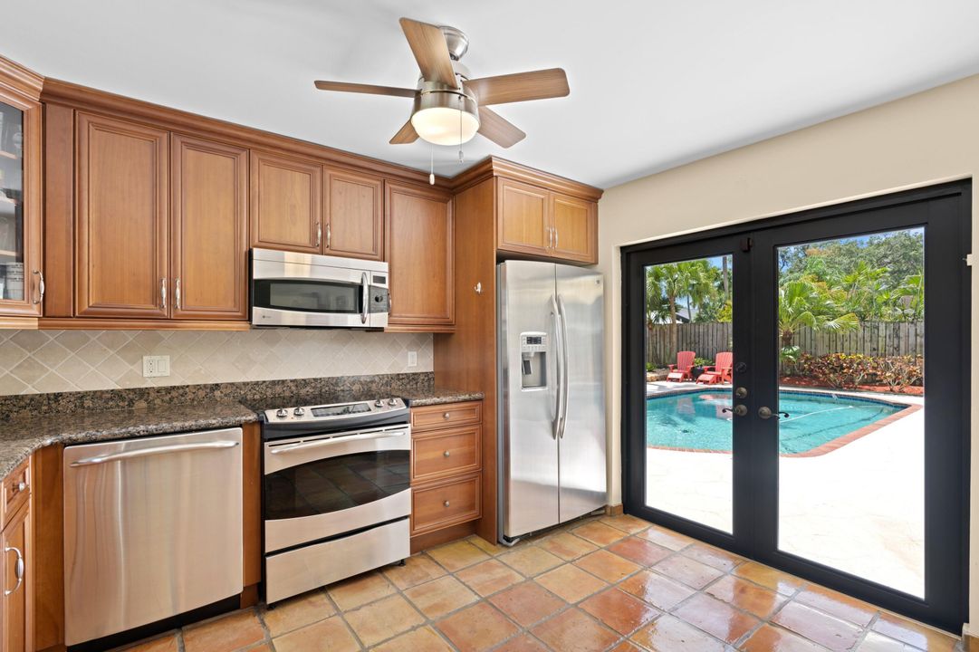 Active With Contract: $800,000 (3 beds, 3 baths, 1883 Square Feet)