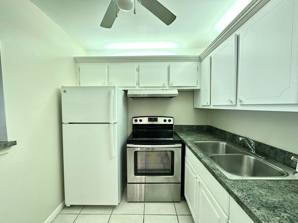 Active With Contract: $1,275 (1 beds, 1 baths, 684 Square Feet)