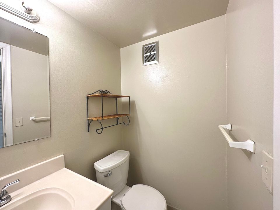 Active With Contract: $1,275 (1 beds, 1 baths, 684 Square Feet)