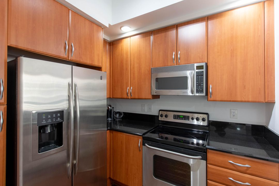 For Sale: $525,000 (1 beds, 1 baths, 857 Square Feet)